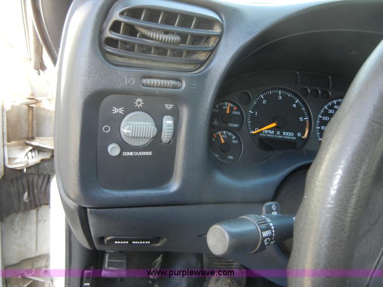 image for item 2222 2001 Chevrolet S10 pickup truck