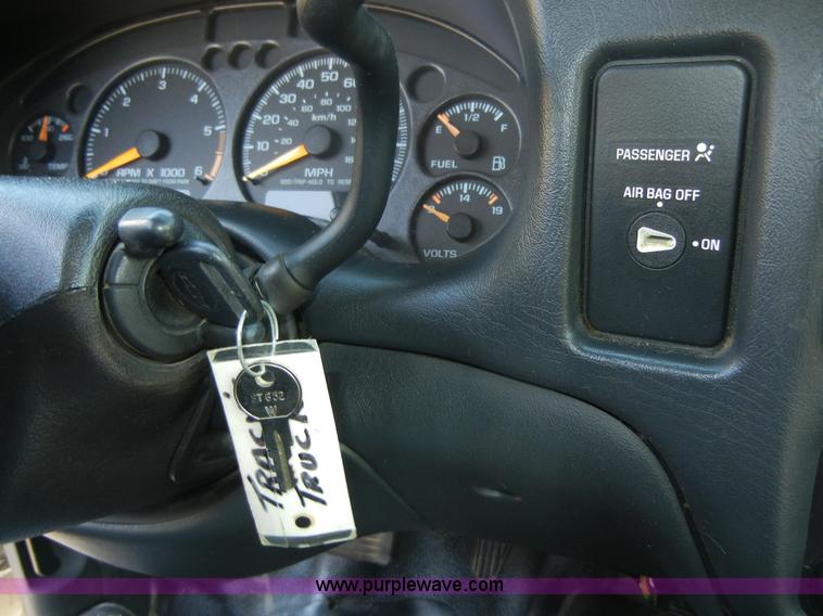 image for item 2222 2001 Chevrolet S10 pickup truck