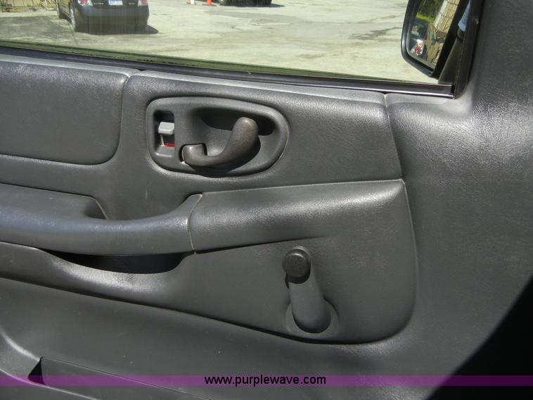 image for item 2222 2001 Chevrolet S10 pickup truck