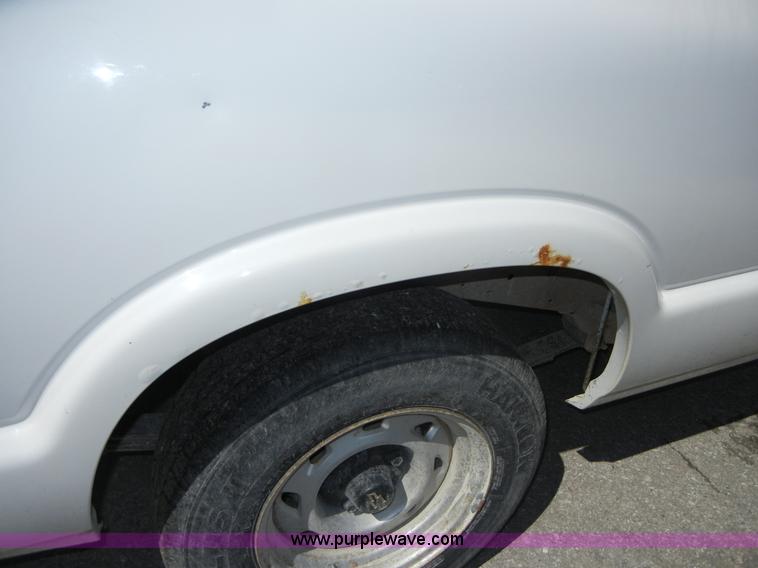 image for item 2222 2001 Chevrolet S10 pickup truck