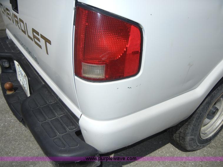 image for item 2222 2001 Chevrolet S10 pickup truck