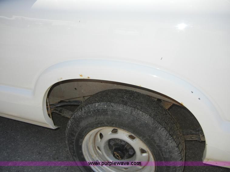 image for item 2222 2001 Chevrolet S10 pickup truck