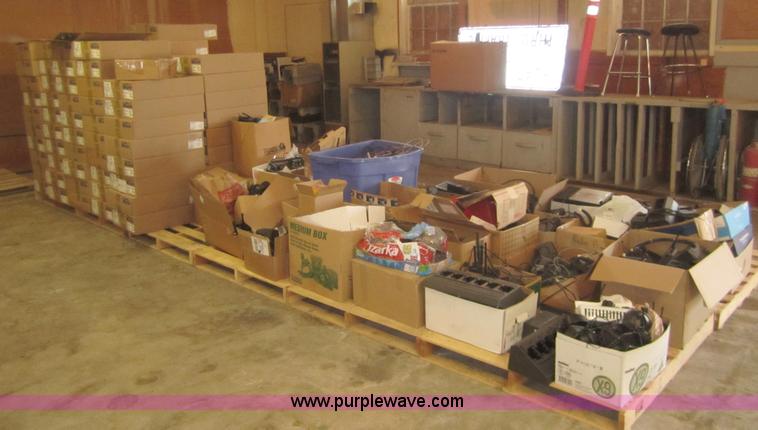 image for item 3040 Assorted radio equipment