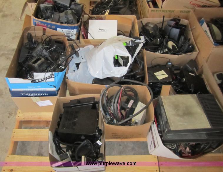 image for item 3040 Assorted radio equipment