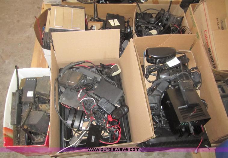 image for item 3040 Assorted radio equipment