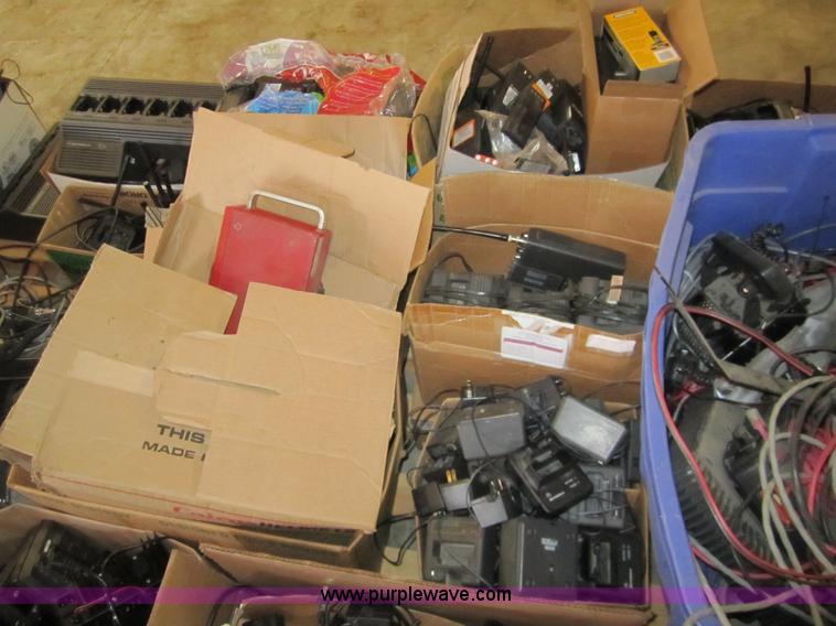 image for item 3040 Assorted radio equipment