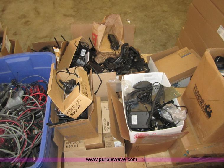 image for item 3040 Assorted radio equipment