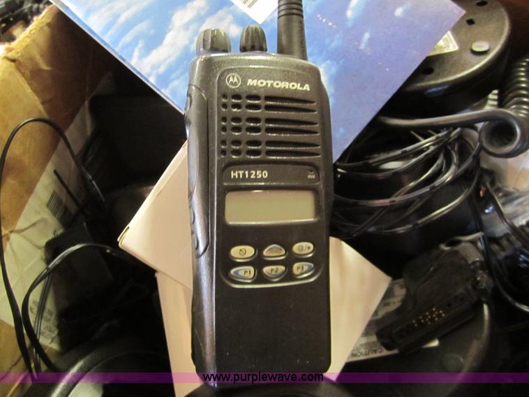 image for item 3040 Assorted radio equipment