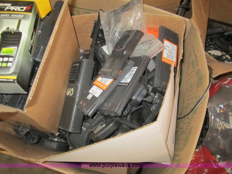 image for item 3040 Assorted radio equipment