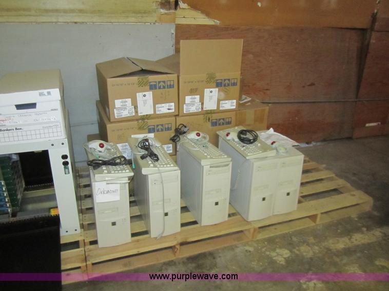 image for item 3040 Assorted radio equipment