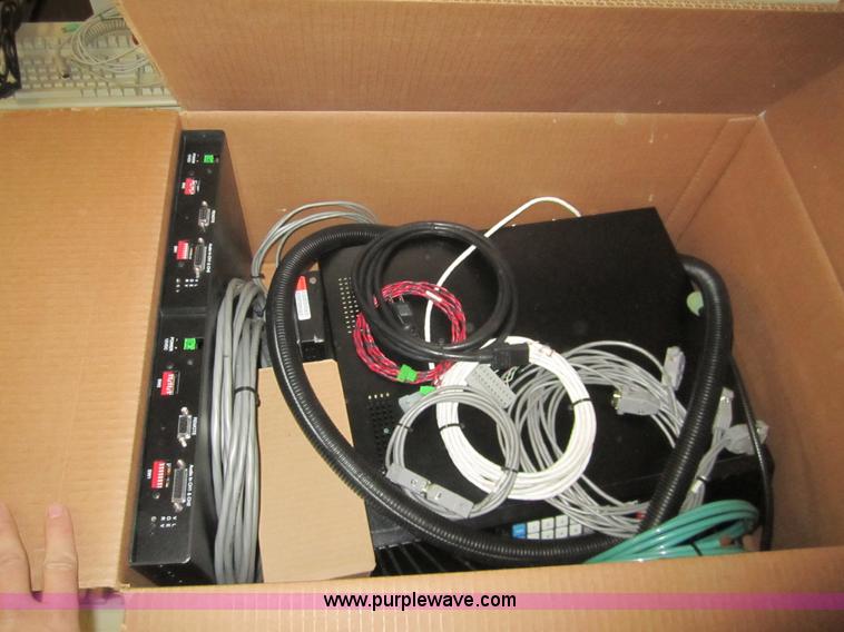 image for item 3040 Assorted radio equipment