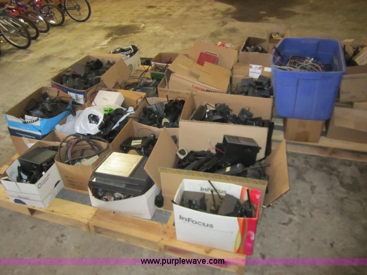 image for item 3040 Assorted radio equipment