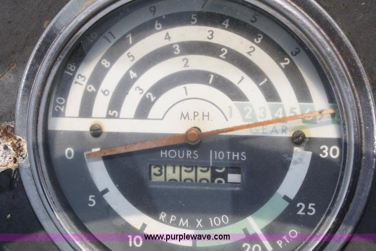 image for item 4979 1970 John Deere 1520 tractor