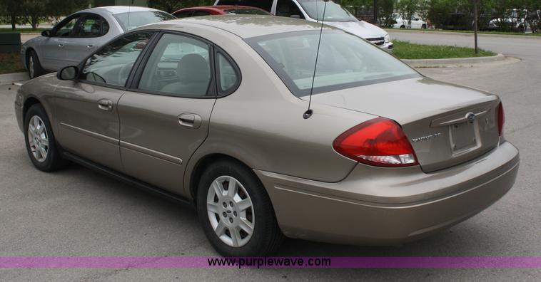 image for item 4990 2007 Ford Taurus SE