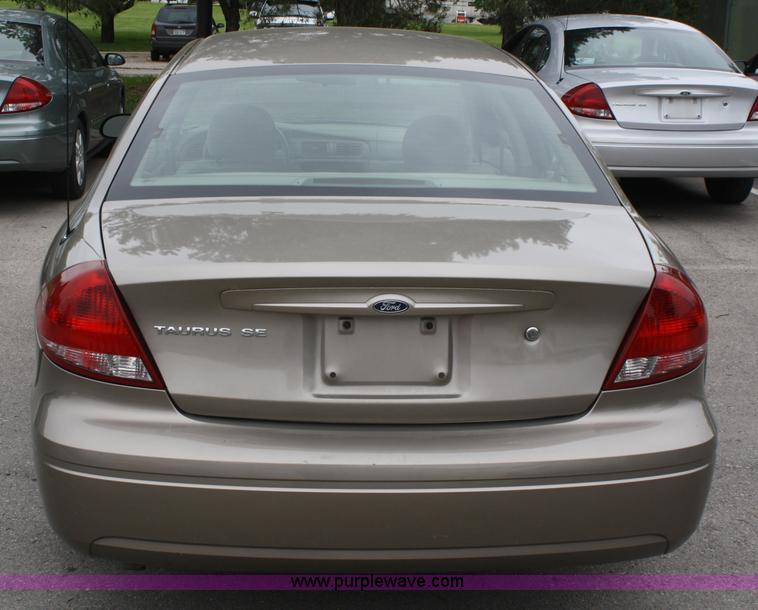 image for item 4990 2007 Ford Taurus SE