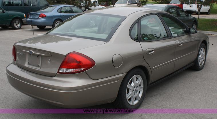 image for item 4990 2007 Ford Taurus SE