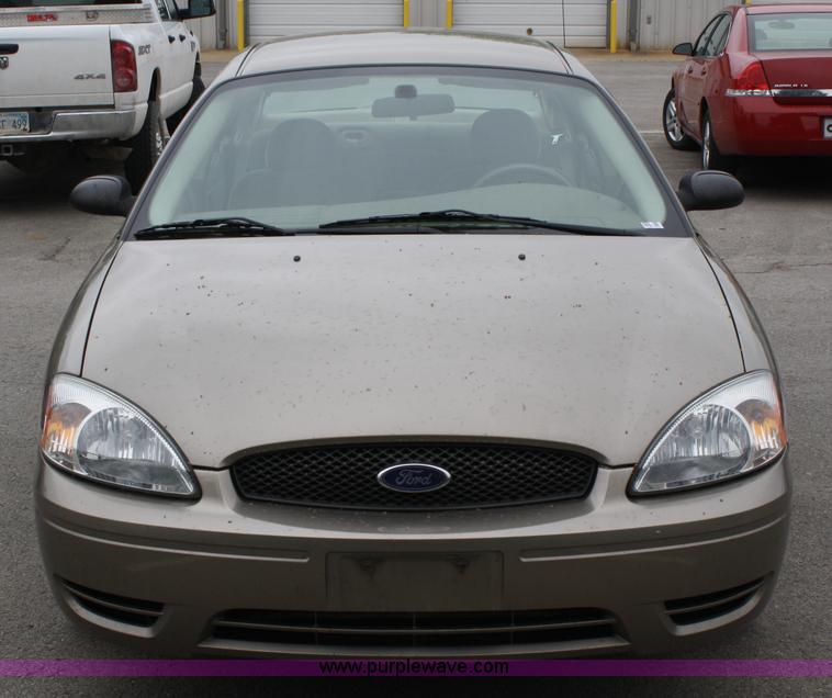 image for item 4990 2007 Ford Taurus SE