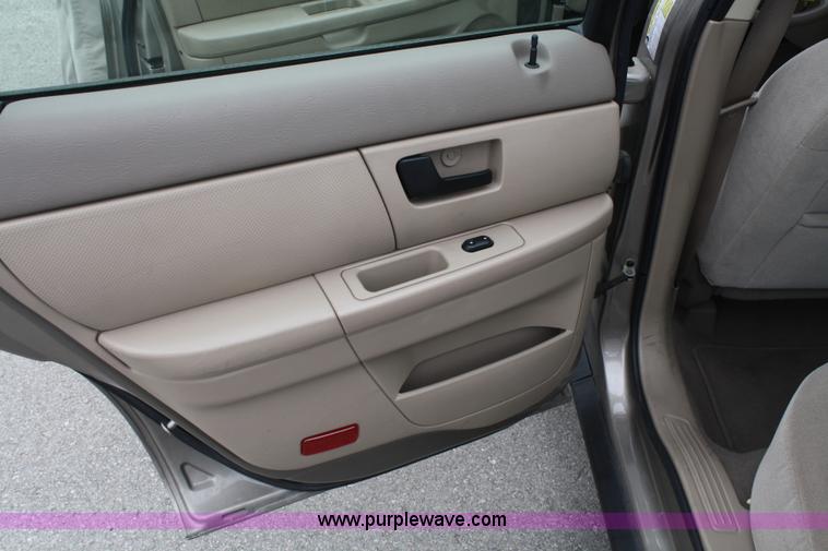 image for item 4990 2007 Ford Taurus SE