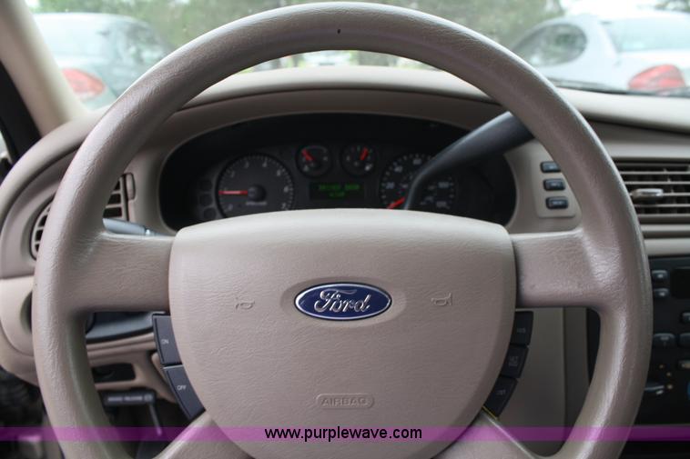 image for item 4990 2007 Ford Taurus SE
