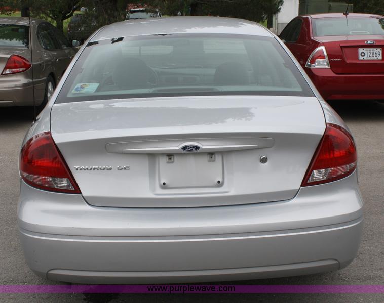 image for item 4991 2007 Ford Taurus SE