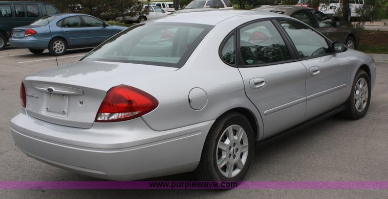 image for item 4991 2007 Ford Taurus SE