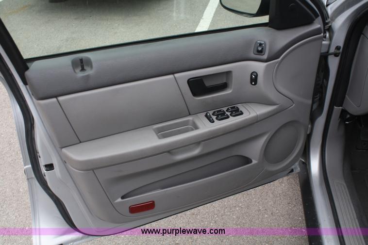 image for item 4991 2007 Ford Taurus SE