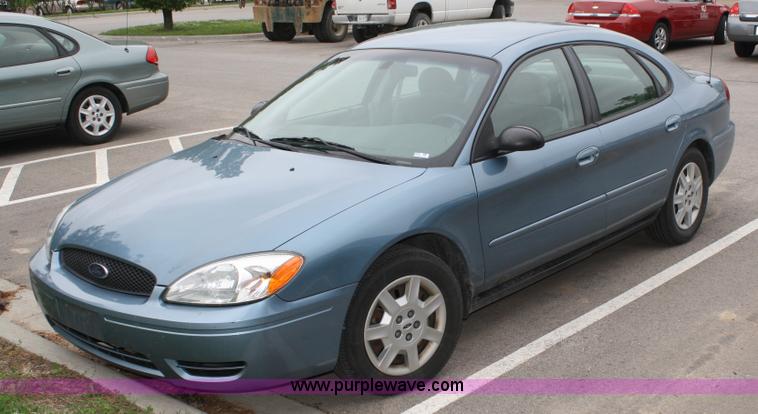 image for item 4992 2007 Ford Taurus SE