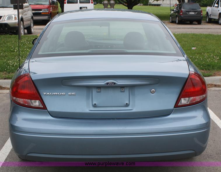image for item 4992 2007 Ford Taurus SE