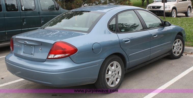 image for item 4992 2007 Ford Taurus SE