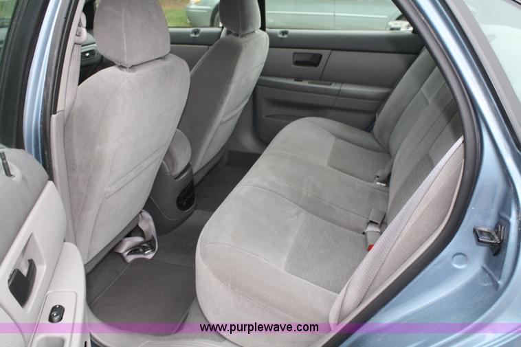 image for item 4992 2007 Ford Taurus SE