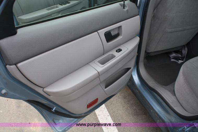 image for item 4992 2007 Ford Taurus SE