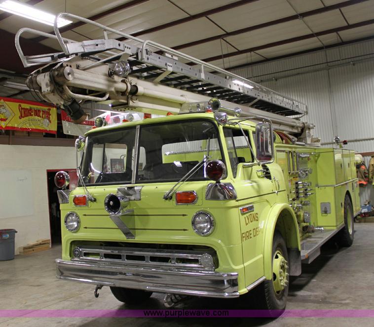 image for item 6319 1975 Ford 900 ladder truck