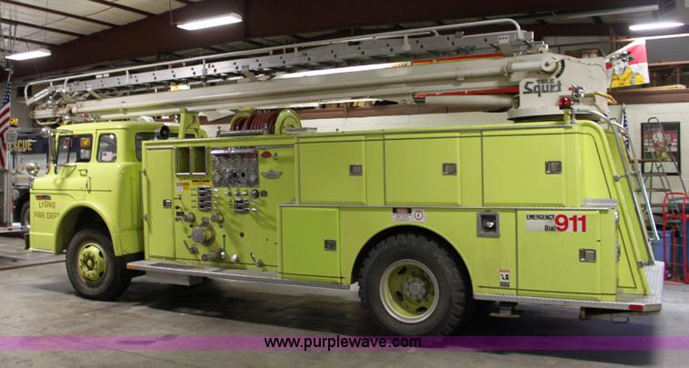 image for item 6319 1975 Ford 900 ladder truck