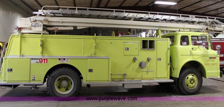 image for item 6319 1975 Ford 900 ladder truck