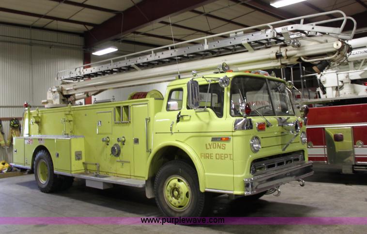 image for item 6319 1975 Ford 900 ladder truck