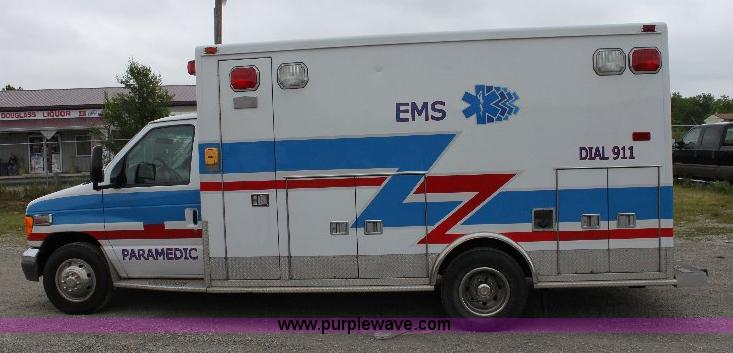image for item 6534 2006 Ford E450 Super Duty ambulance