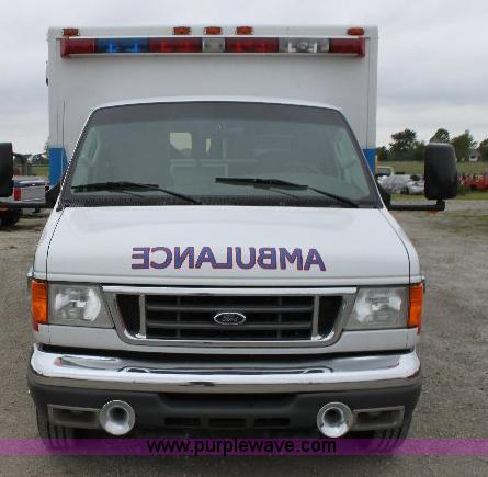 image for item 6534 2006 Ford E450 Super Duty ambulance