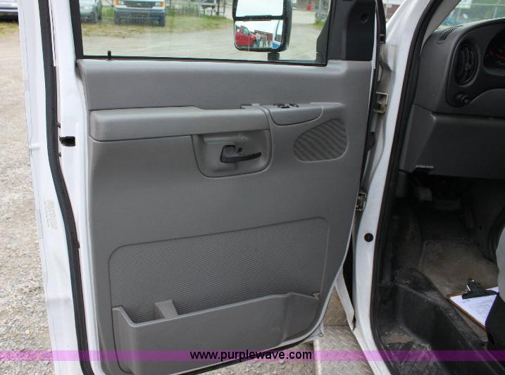 image for item 6534 2006 Ford E450 Super Duty ambulance