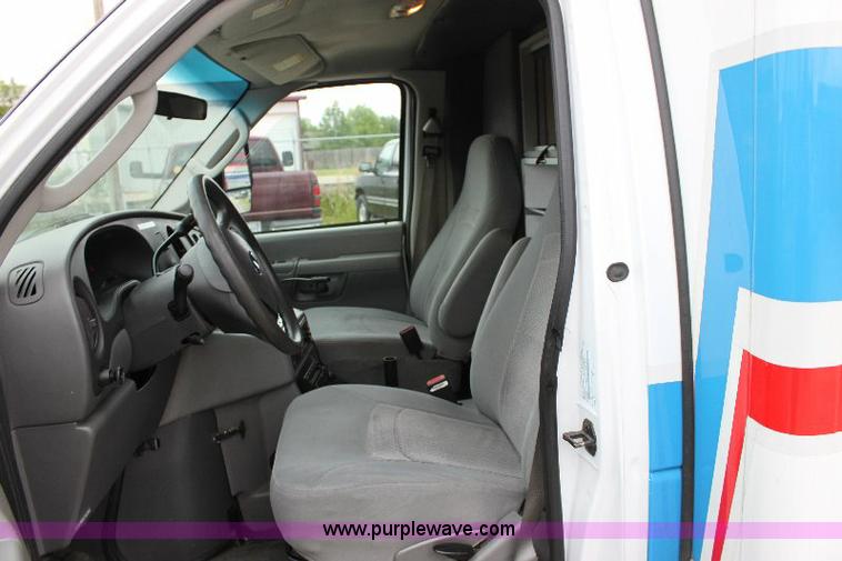 image for item 6534 2006 Ford E450 Super Duty ambulance