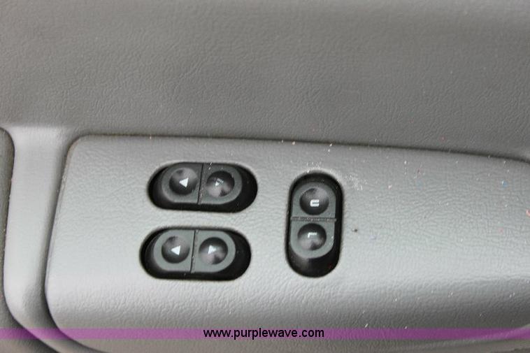 image for item 6534 2006 Ford E450 Super Duty ambulance