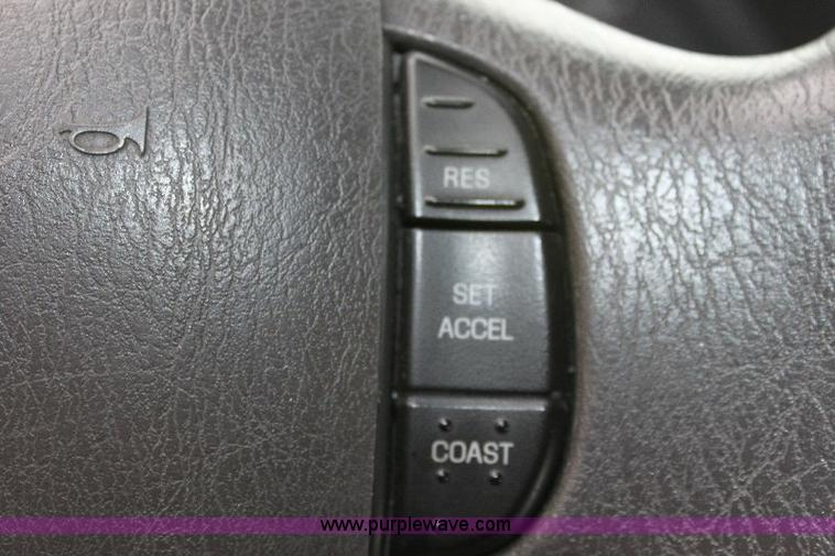 image for item 6534 2006 Ford E450 Super Duty ambulance