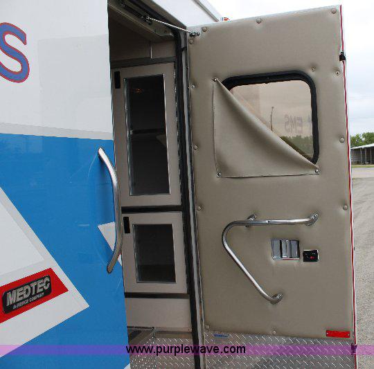 image for item 6534 2006 Ford E450 Super Duty ambulance