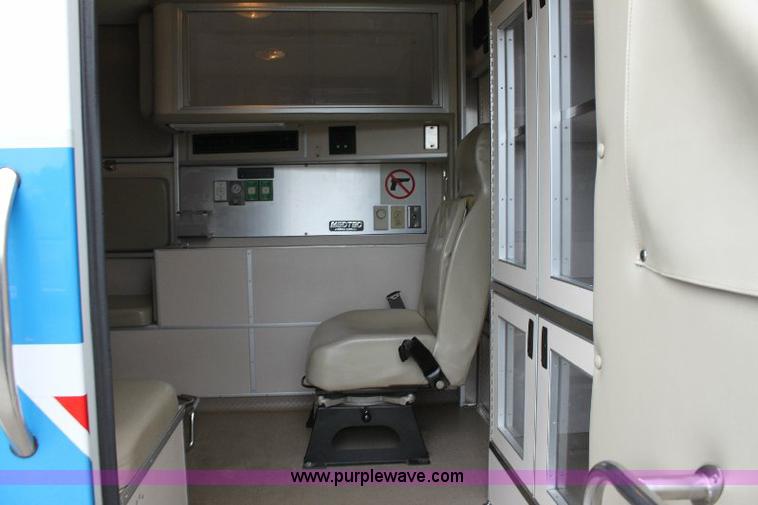image for item 6534 2006 Ford E450 Super Duty ambulance