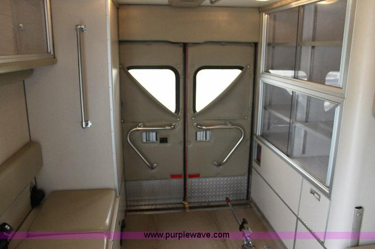image for item 6534 2006 Ford E450 Super Duty ambulance