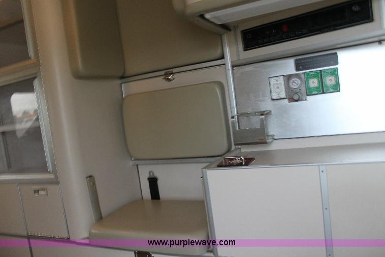 image for item 6534 2006 Ford E450 Super Duty ambulance