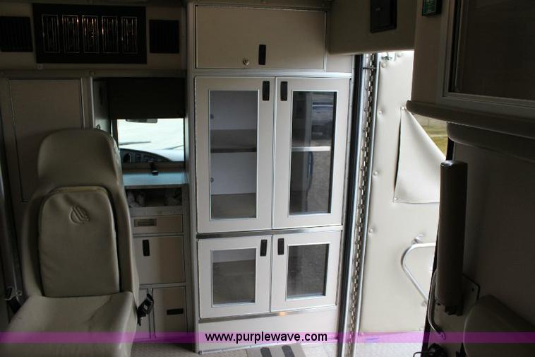 image for item 6534 2006 Ford E450 Super Duty ambulance