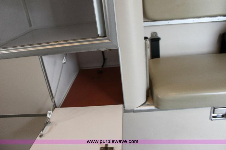 image for item 6534 2006 Ford E450 Super Duty ambulance