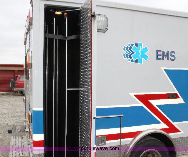 image for item 6534 2006 Ford E450 Super Duty ambulance