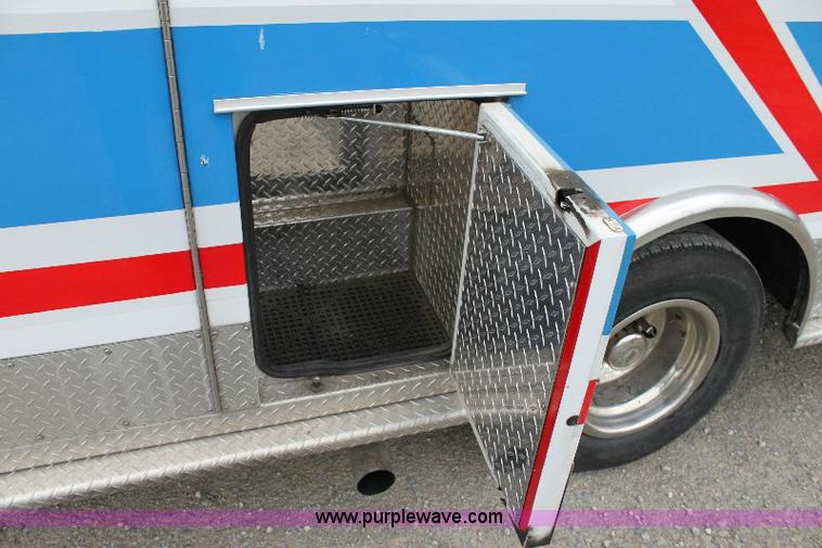 image for item 6534 2006 Ford E450 Super Duty ambulance