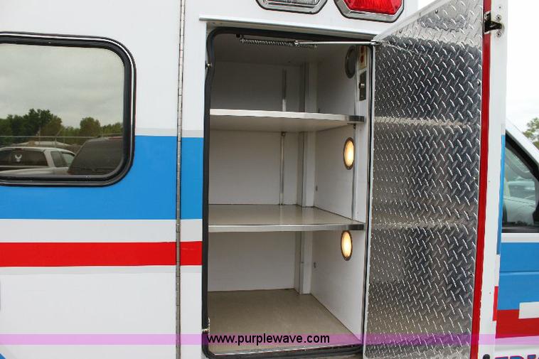 image for item 6534 2006 Ford E450 Super Duty ambulance